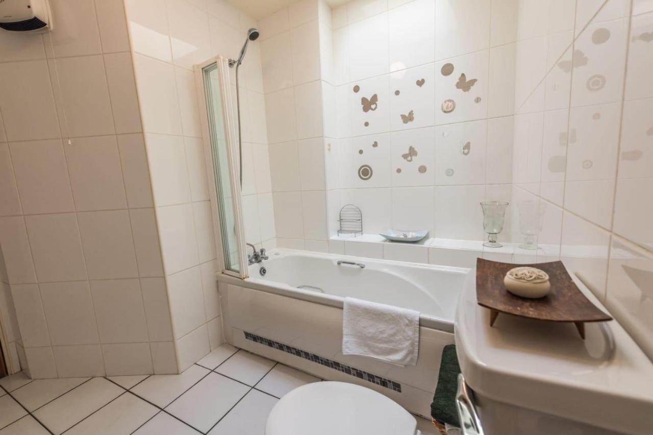 Walshs Apartment 4 Westport Bagian luar foto